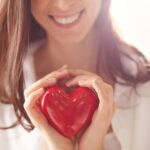 _sertse_red_heart_in_the_hands_of_a_woman_01ff6491ee273f68f9c90ca7f30a4758_1300x820